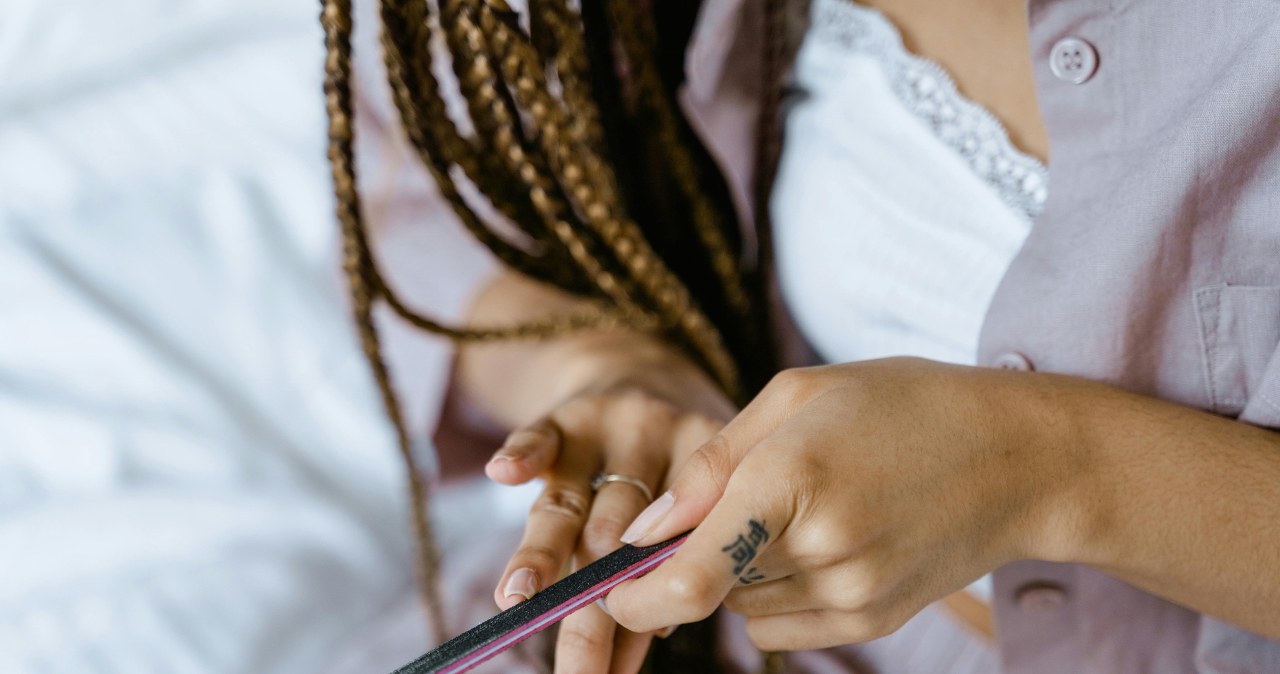 Nieprawidłowe piłowanie paznokci może doprowadzić do powstawania nierówności na płytce /Tima Miroshnichenko /pexels.com