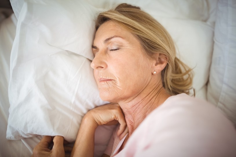 Nieprawidłowe stężenie hormonów wytwarzanych przez tarczycę może być przyczyną licznych problemów ze snem /123RF/PICSEL