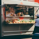 Nieprawidłowości po kontrolach w food truckach. "Przeterminowana żywność" 