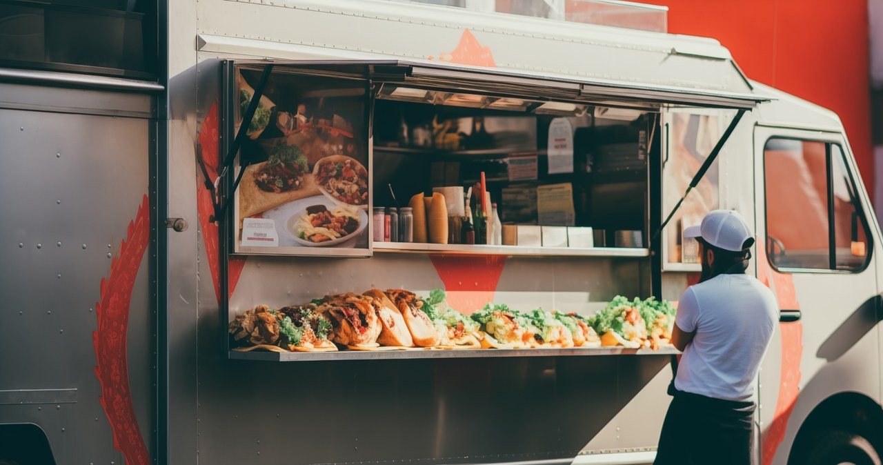 Nieprawidłowości po kontrolach w food truckach. Zdjęcie ilustracyjne /123RF/PICSEL