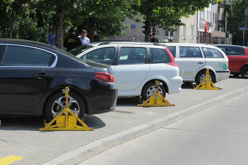 Nieprzepisowe parkowanie na chodniku może zakończyć się założeniem blokady na koło /Artur Zawadzki/REPORTER /East News