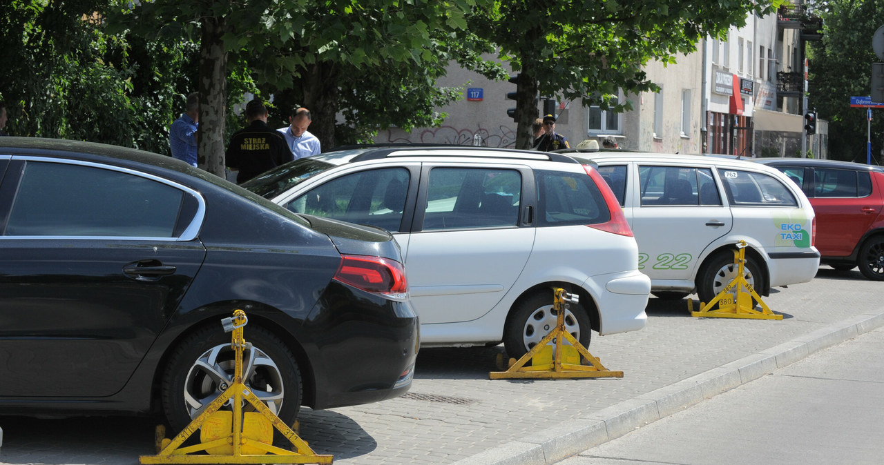 Nieprzepisowe parkowanie na chodniku może zakończyć się założeniem blokady na koło. /Artur Zawadzki/REPORTER /East News