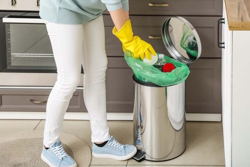 Nieprzyjemny aromat ze śmietnika wykręca nos? Wrzuć pełną łyżkę na dno kosza. Efekt natychmiastowy 