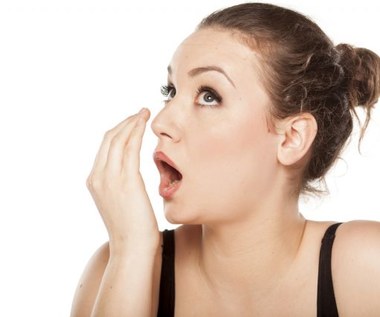 Nieprzyjemny zapach z ust - jak zlikwidować?