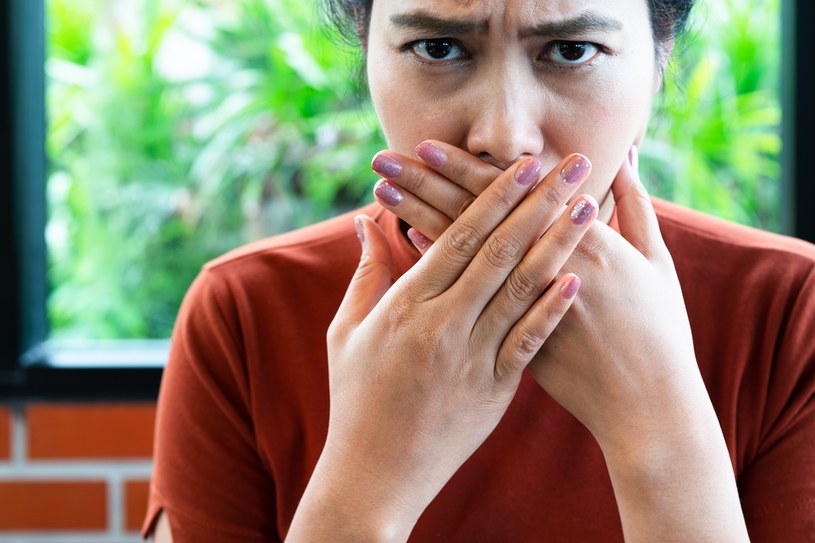 Nieprzyjemny zapach z ust się utrzymuje? Najpierw udaj się do dentysty /123RF/PICSEL