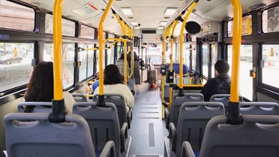 Nieprzytomna kobieta w autobusie, zero reakcji świadków
