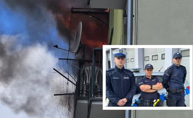 Nieprzytomny mężczyzna w płonącym mieszkaniu. Na ratunek ruszyli mu policjanci