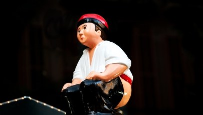 Nieprzyzwoita figurka w szopkach. Ma gołe pośladki