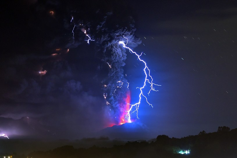 Nierównowaga ładunków w chmurze wulkanicznej łatwo wywołuje pioruny /AFP