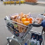 Nierówny wyścig o zakupy Polaków nabiera tempa. Ktoś właśnie mocno przyciął ceny