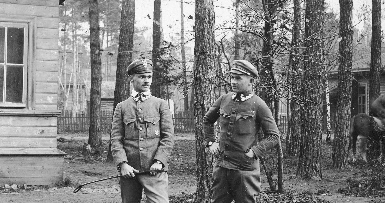Nierozpoznani żołnierze Wojska Polskiego, zdjęcie z okresu 1919-1921 /Z archiwum Narodowego Archiwum Cyfrowego
