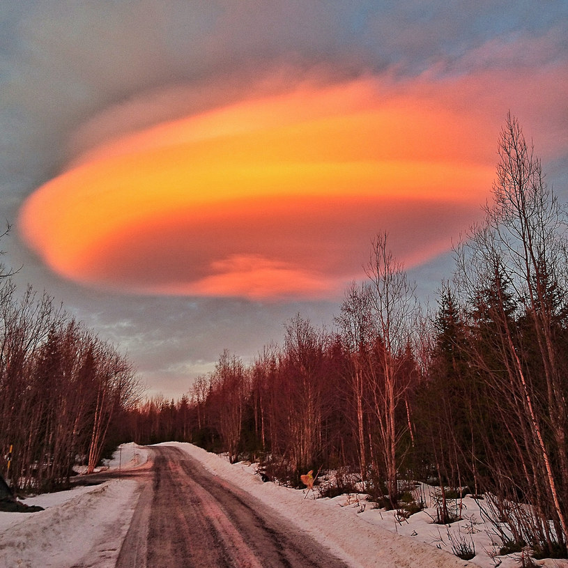 Niesamowite chmury nad ośrodkiem narciarskim w Szwecji /Mimmi Dahlstrom  /Agencja FORUM