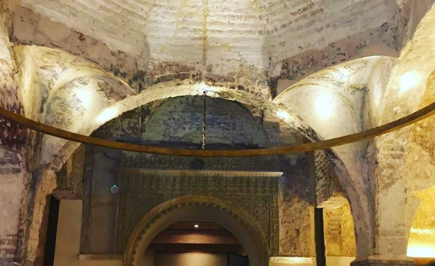 Niesamowite odkrycie w samym sercu Sewilli. Bar tapas w XII-wiecznej łaźni