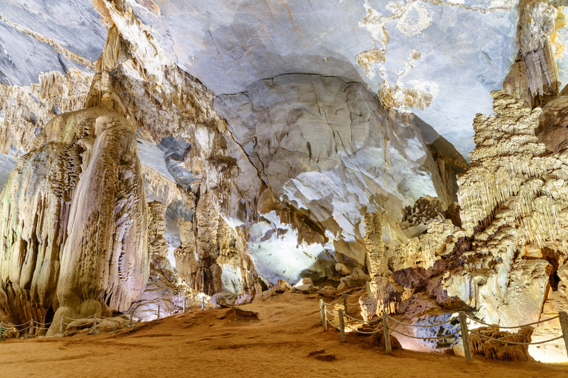 Niesamowite stalagmity w jaskini Phong Nha w Wietnamie są jednym z powodów okrzyknięcia tej jaskini najpiękniejszą na świecie /123RF/PICSEL