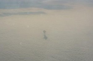 Niesamowite zdjęcie "olbrzyma" spacerującego w chmurach
