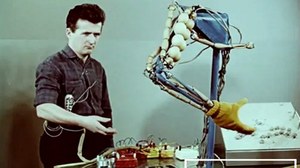 Niesamowity pokaz bionicznej ręki zbudowanej przez Polaka 53 lata temu [WIDEO]
