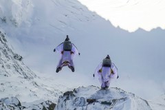 Niesamowity skok. Ze zbocza Jungfrau wprost do samolotu