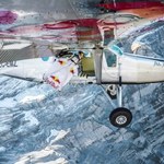 Niesamowity wyczyn francuskich spadochroniarzy. Skoczyli ze zbocza Jungfrau wprost do samolotu