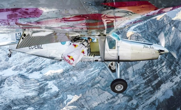 Niesamowity wyczyn francuskich spadochroniarzy. Skoczyli ze zbocza Jungfrau wprost do samolotu