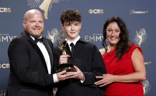 Niesamowity wyczyn gwiazdy "Dojrzewania" i emocjonalne przemówienie Colberta. Emmy rozdane