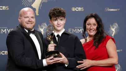 Niesamowity wyczyn gwiazdy "Dojrzewania" i emocjonalne przemówienie Colberta. Emmy rozdane