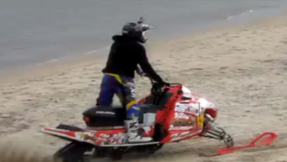 Niesamowity wyczyn. Przeskoczył skuterem śnieżnym nad molo w Sopocie