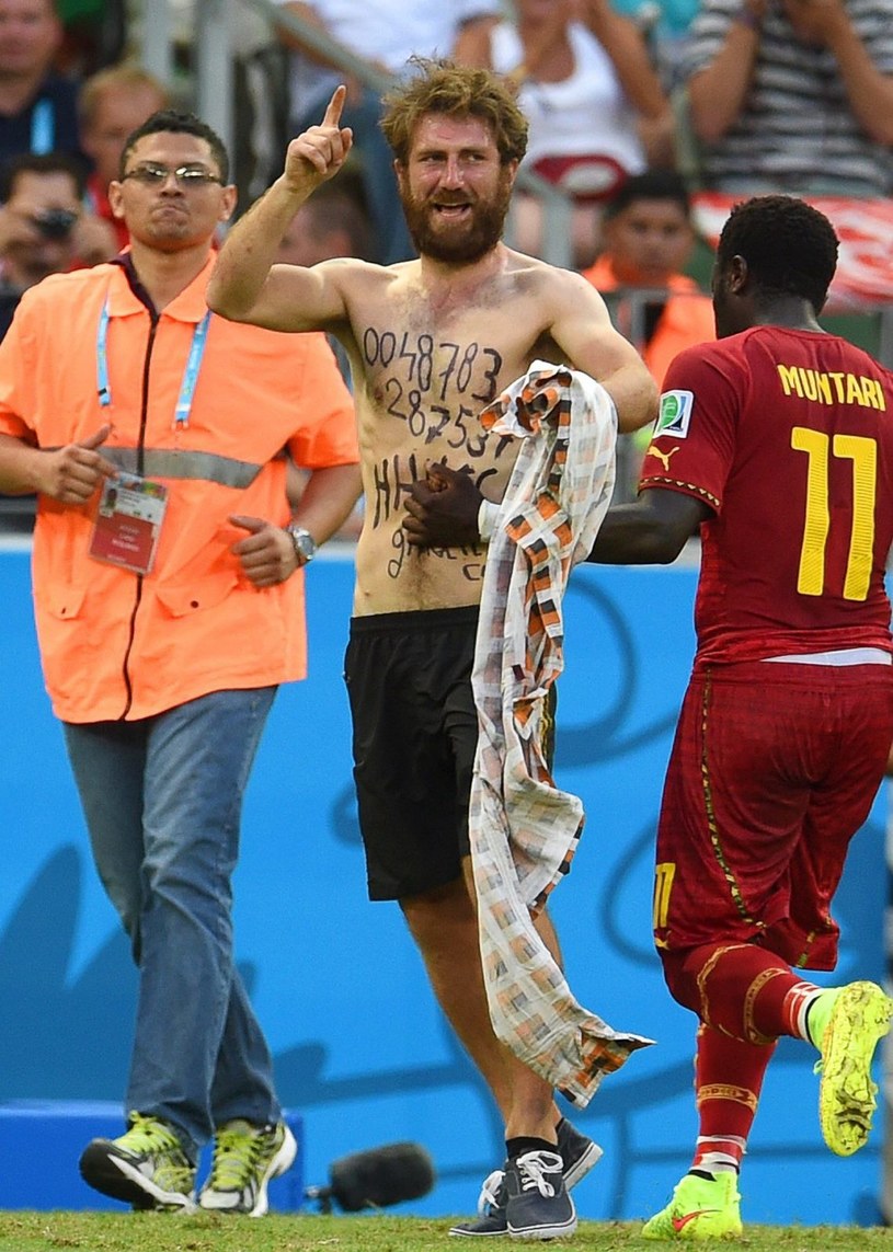 Niesforny kibic przerwał mecz Niemcy - Ghana /PAP/EPA