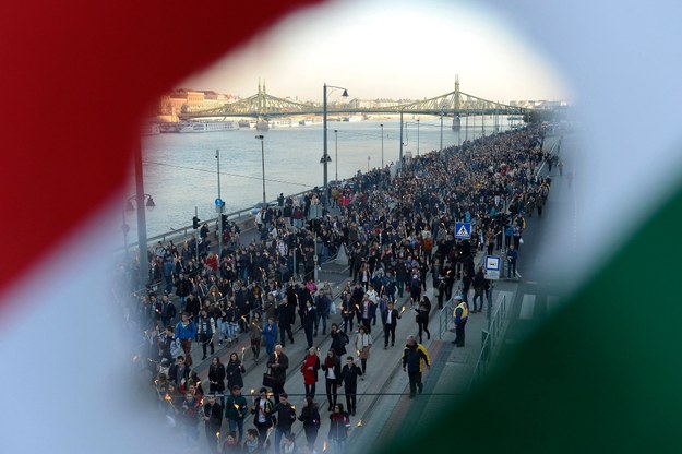Niesiono flagi węgierskie z okrągłymi dziurami w środku /LAJOS SOOS  /PAP/EPA