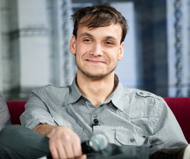 Niesłuchowski debiutuje po latach piosenką "Bij". Co słychać u finalisty "The Voice of Poland"?