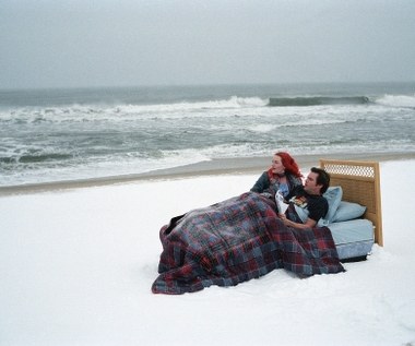 Nieśmiały Joel (Jim Carrey) poznaje w pociągu żywiołową Clementine (Kate Winslet). Mimo widocznych gołym okiem różnic w charakterze oboje przeprowadzają miłą rozmowę. Nie pamiętają jednak, że poznali się już wcześniej. Przez dwa lata byli parą, jednak po zerwaniu ona poddała się nowoczesnemu zabiegowi usunięcia pamięcią. Zrozpaczony mężczyzna poszedł w jej ślady, jednak w trakcie procedury doszło do niego, że nie chce zapominać nawet tych smutnych chwil. Joel rozpoczął wtedy wędrówkę po swoich wspomnieniach, by w jakiś sposób ocalić chociaż cząstkę pamięci o Clementine. 

Na zdjęciu: Kate Winslet i Jim Carrey w filmie "Zakochany bez pamięci"