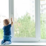Niespełna 2-letnie dziecko wypadło z okna w Strzelcach Opolskich