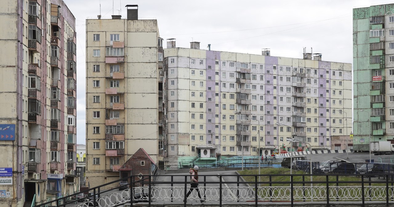 Niespełna 200 tysięcy mieszkańców jest "upakowanych" w szarych, postsowieckich blokach / Kirill Kukhmar/TASS /Getty Images