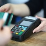 "Niespodzianka" przerwała jej wakacje. Bank odciął klientkę od pieniędzy