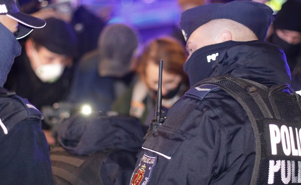 Niespokojnie na proteście przeciwko Przemysławowi Czarnkowi. Policja użyła siły