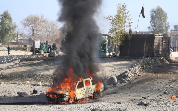 Niespokojnie w Afganistanie. W czwartek bomba uderzyła w pojazd Afgańskiej Armii Narodowej w Dżalalabadzie /GHULAMULLAH HABIBI /PAP/EPA