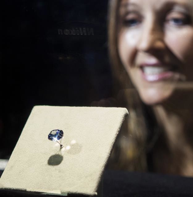 Niespotykany, błękitny diament to Blue Moon Diamond /EPA