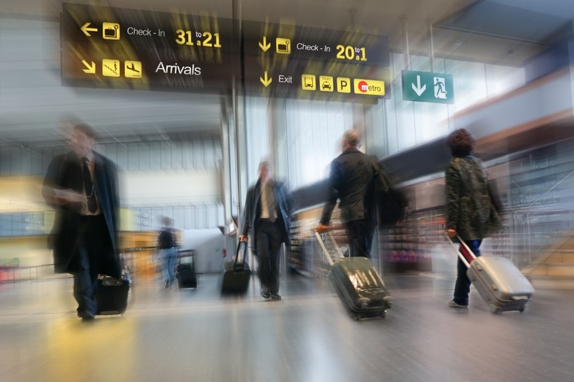 Niestandardowe zachowania na lotnisku rzadko uchodzą uwadze innych pasażerów /123RF/PICSEL