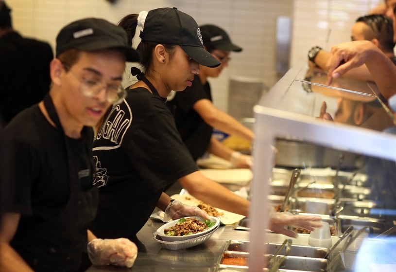 Niestandardowe zamówienia promowane w sieciach społecznościowych są prawdziwą zmorą dla pracowników sieci typu fast-food. Na zdjęciu jedna z restauracji amerykańskiej sieci Chipotle /JOE RAEDLE / GETTY IMAGES NORTH AMERICA  /AFP