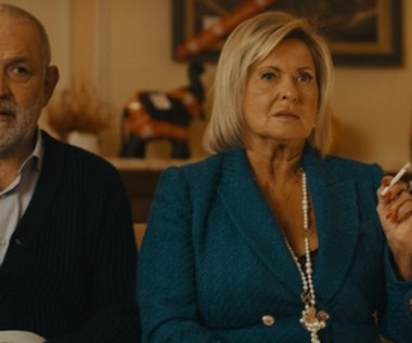 Niestety chwilę później do tego samego pomieszczenia wpada przyszła panna młoda wraz ze swoją mamusią. Jeżeli obaj panowie chcą wyjść cało z opresji - muszą szybko wymyślić alternatywną wersję wydarzeń. To jednak tylko pogarsza sprawę, bo z każdego kolejnego kłamstwa wpadają w następne.