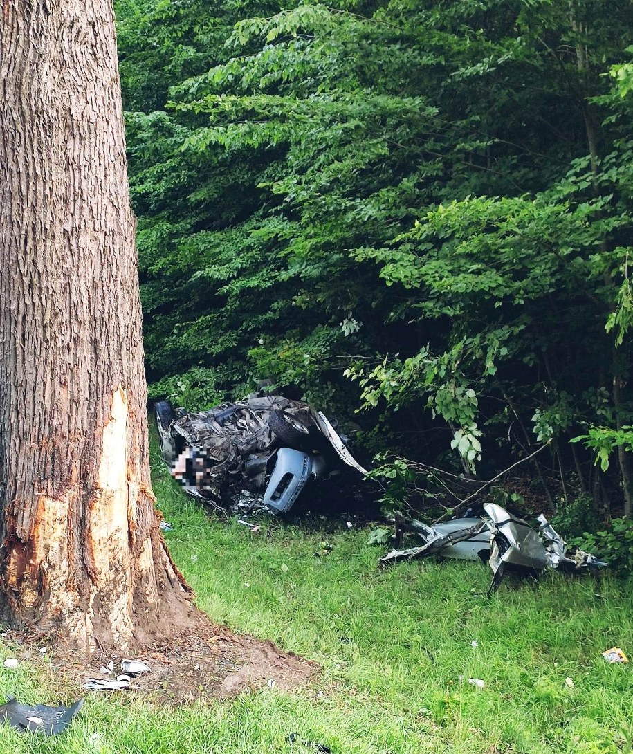 Niestety na skutek odniesionych obrażeń kierowca auta zmarł na miejscu /Policja