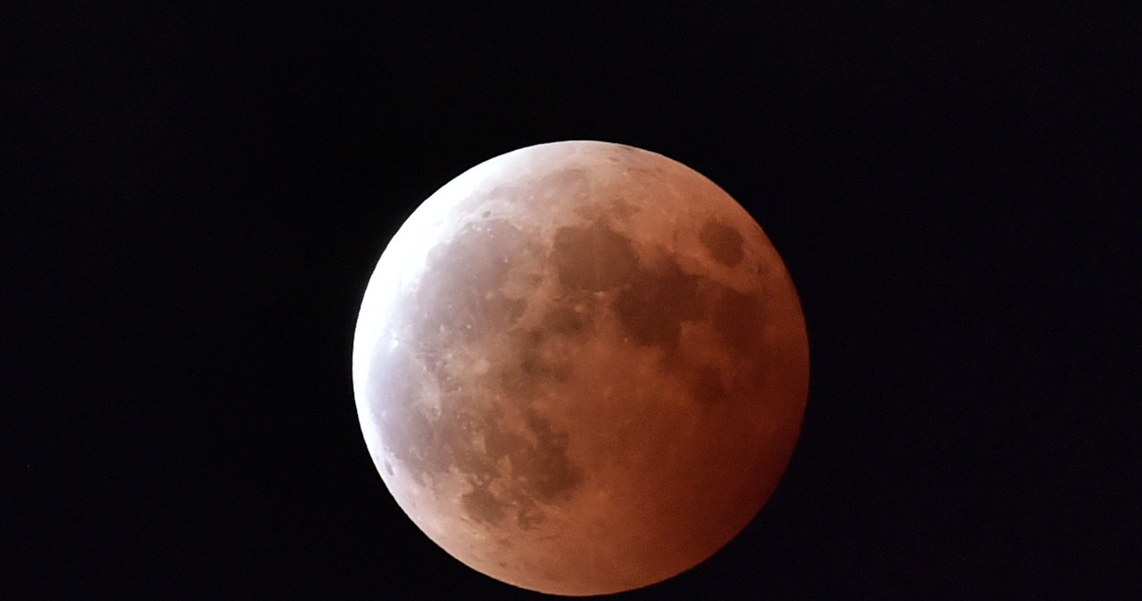 Niestety, nadchodzące zaćmienie Księżyca nie będzie widoczne w Polsce. /AFP