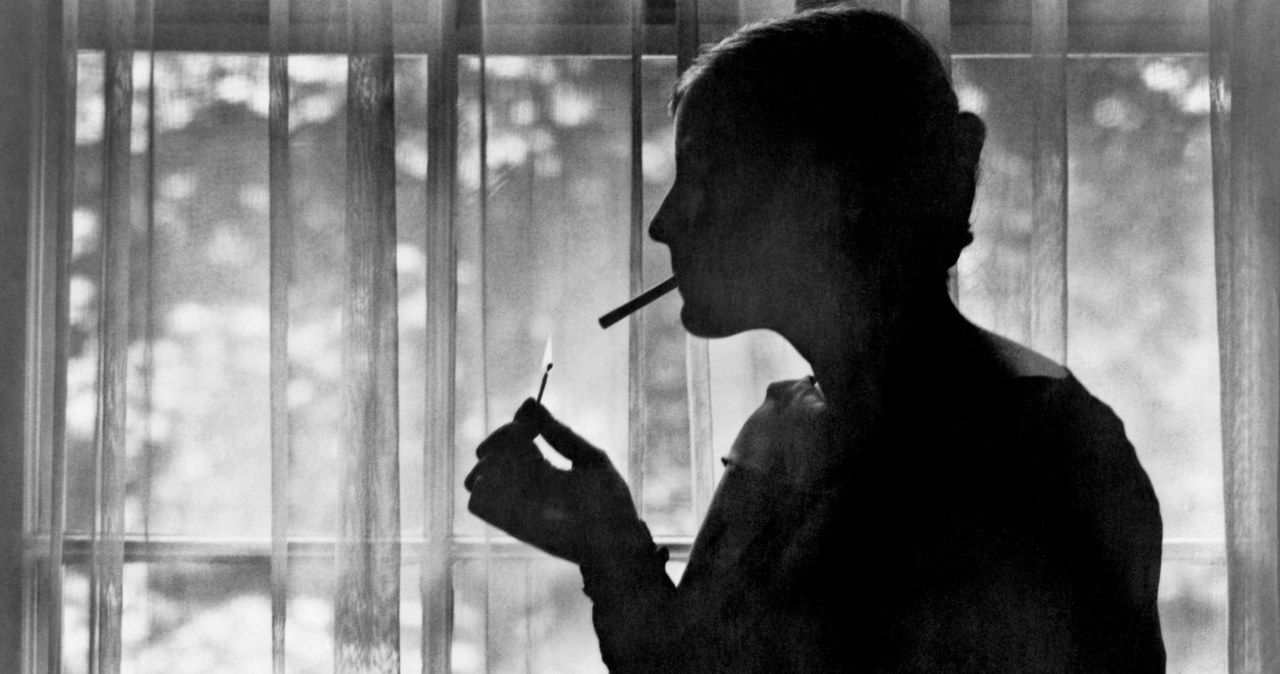 Niestety nie zachowało się żadne zdjęcie Katie Mulcahey. Na fotografii: kobieta paląca w oknie, Nowy Jork 1926 r. /Underwood Archives /Getty Images