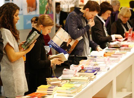 Niestety Polacy coraz mniej czytają książek /AFP