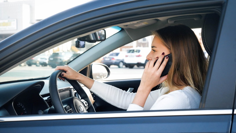 Nieświadomie dotykanie twarzy dłońmi lub ekranem telefonu przenosi mnóstwo bakterii /123RF/PICSEL