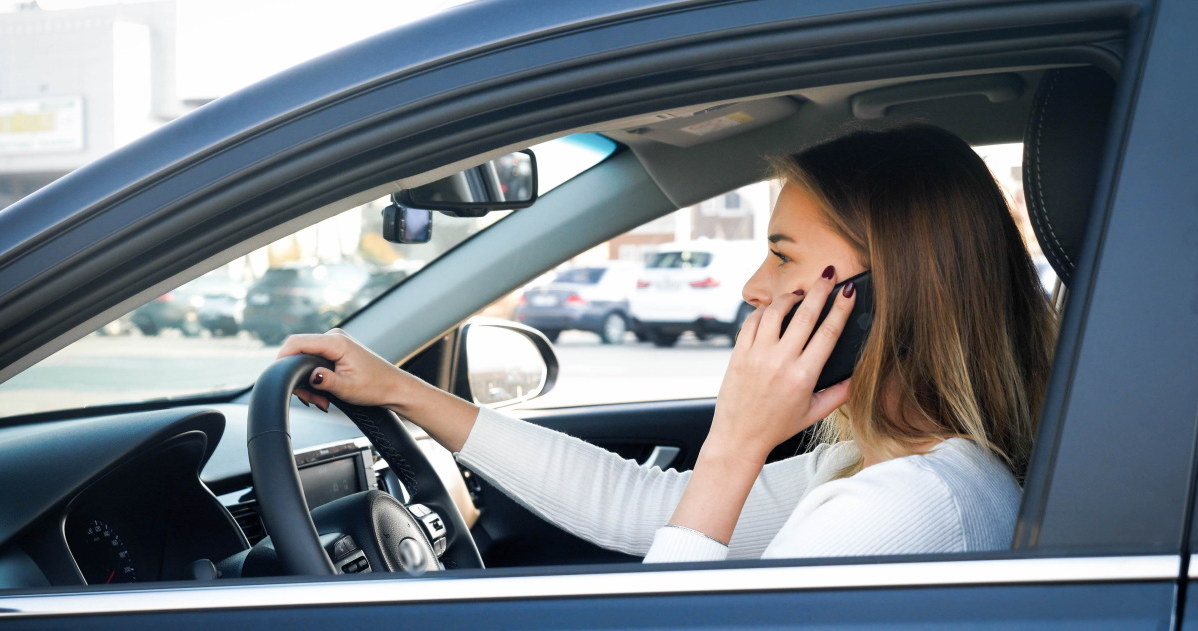 Nieświadomie dotykanie twarzy dłońmi lub ekranem telefonu przenosi mnóstwo bakterii /123RF/PICSEL