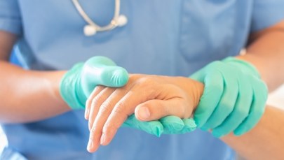 Nieszczęśliwy wypadek. Maszyna do kruszenia szkła wciągnęła rękę 17-latki