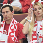 Nietęgie miny Kamila Stocha i jego żony na meczu Polska - Włochy. Są fotki
