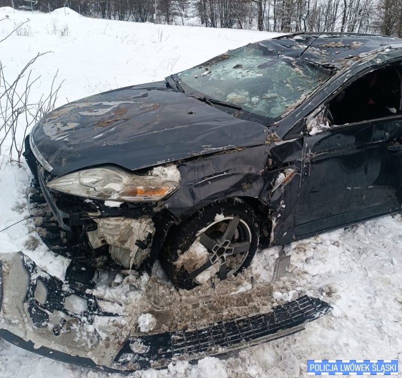 Nietrzeźwy kierowca w Rząsinach na Dolnym Śląsku próbował zatrzeć ślady – odholował auto… na dachu! /Komenda Powiatowa Policji w Lwówku Śląskim /