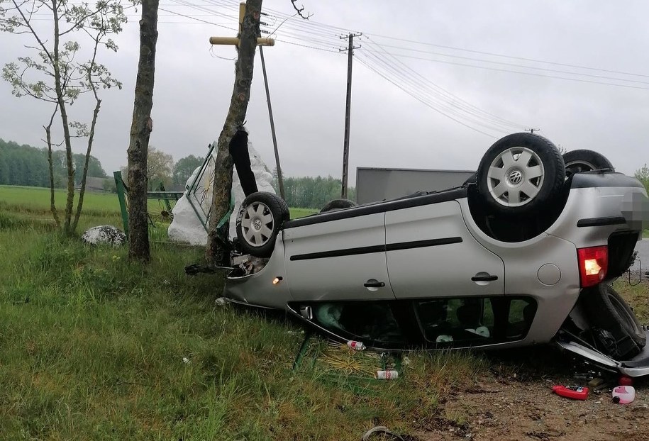 Nietrzeźwy zakończył jazdę na przydrożnym krzyżu. Zapłaci ponad 10 tys. zł kary /Mazowiecka Policja /Policja