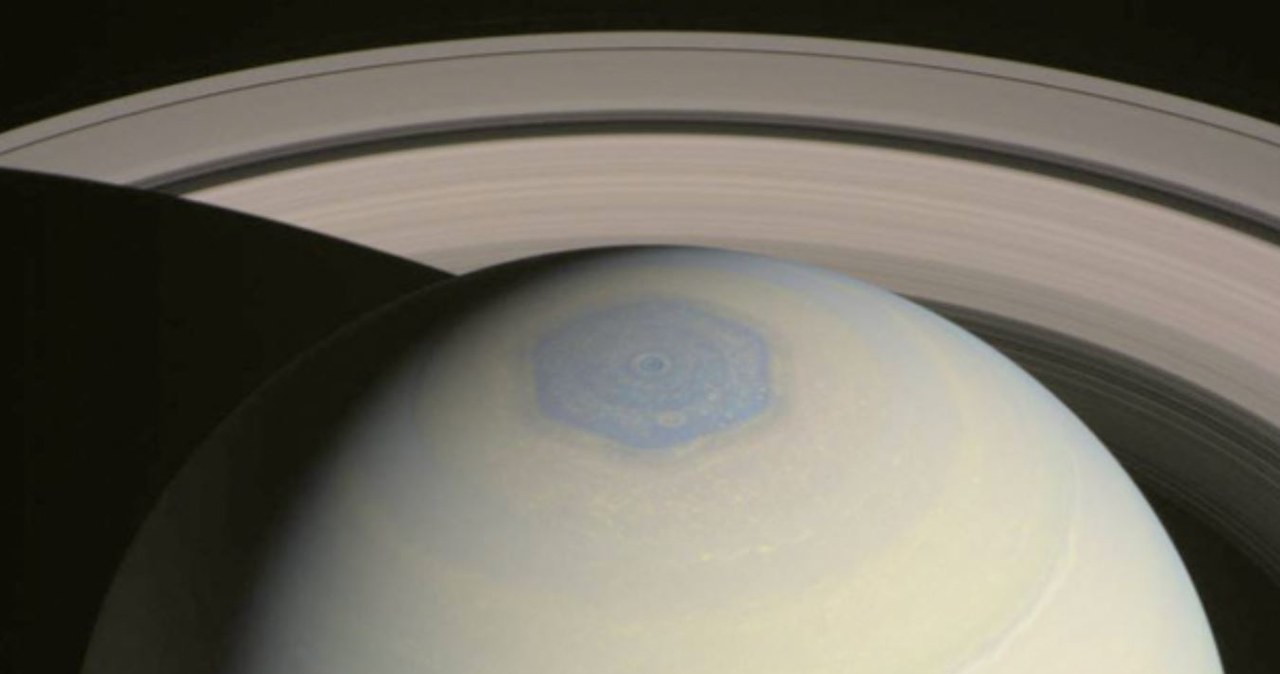 Nietypowa burza na biegunie północnym Saturna /NASA